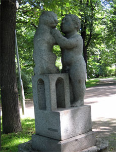 Скульптура мальчик и кот.
