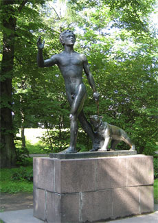 Юноша с собакой, скульптура в парке на проспекте Ленина.